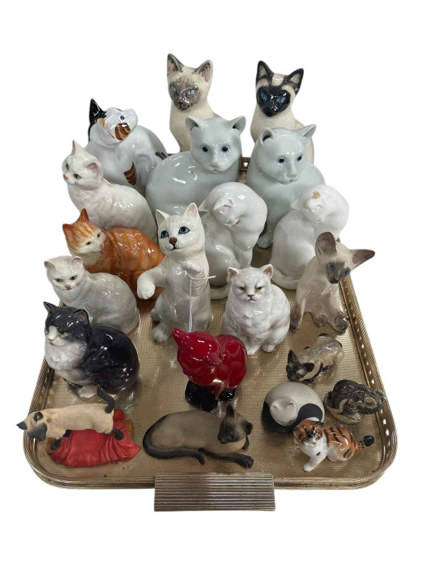 Tray lot of cats including Royal Doulton, Winstanley, Beswick, etc.