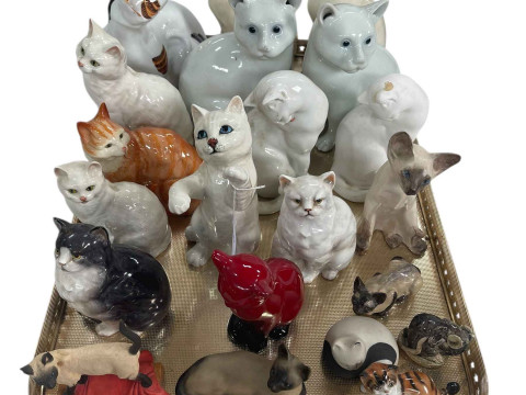 Tray lot of cats including Royal Doulton, Winstanley, Beswick, etc.