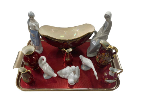 Tray lot with five pieces of Crown Devon rouge, two Lladro Swans, figurines...