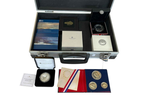 A very good collection of Royal Mint Britannia 1oz silver proof coins, Fairmined silver sovereigns, Queen's Beasts Lion of England 1oz 2017, George and Dragon Timeless First £20 fine silver coin, Royal Tudor Beasts Seymour Panther 2022 1oz etc. thumbnail
