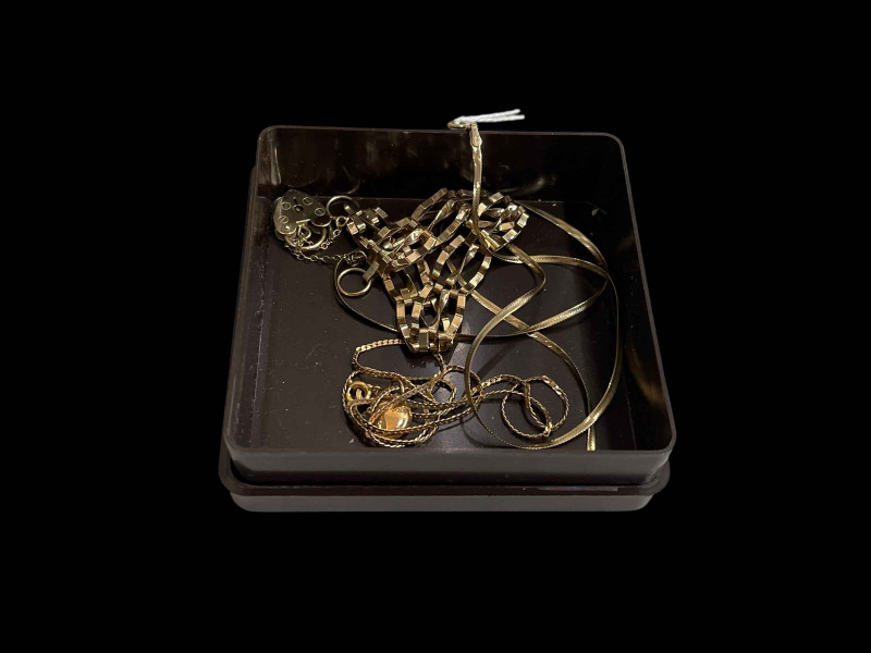 9 carat gold gate bracelet and two necklaces (3).