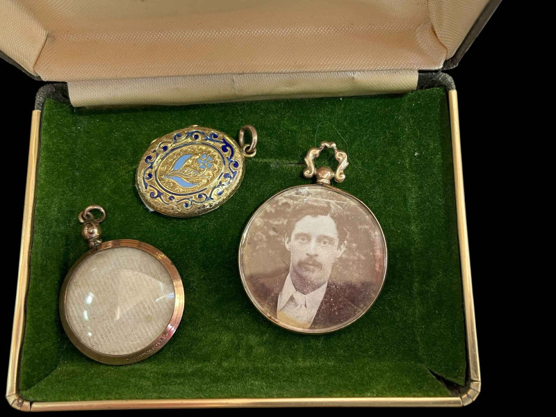 Mourning locket, 9 carat gold photo locket and other locket (3).