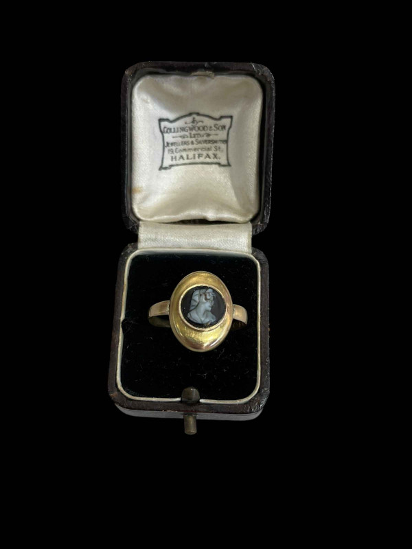 Victorian 18 carat gold cameo ring, size U.