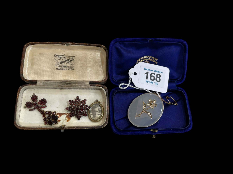 9 carat gold moonstone brooch, enamelled mourning locket and two pieces of garnet jewellery (4).