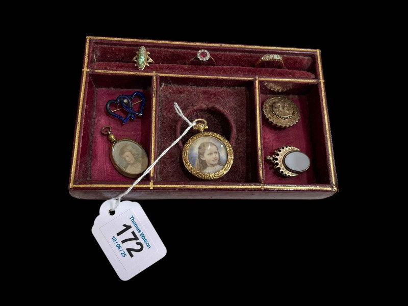 Jewellery comprising 14 carat blue enamel heart brooch, 9 carat gold die-stamped brooch, 10 carat gold fob, three rings, and two locket pendants (8).