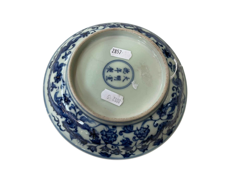 Chinese blue and white dragon saucer dish, 18.5cm diameter.