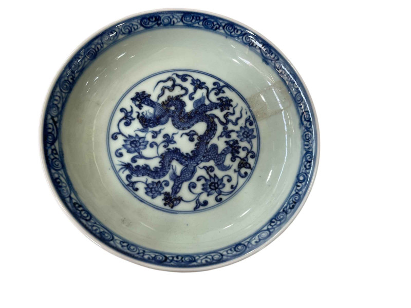 Chinese blue and white dragon saucer dish, 18.5cm diameter.