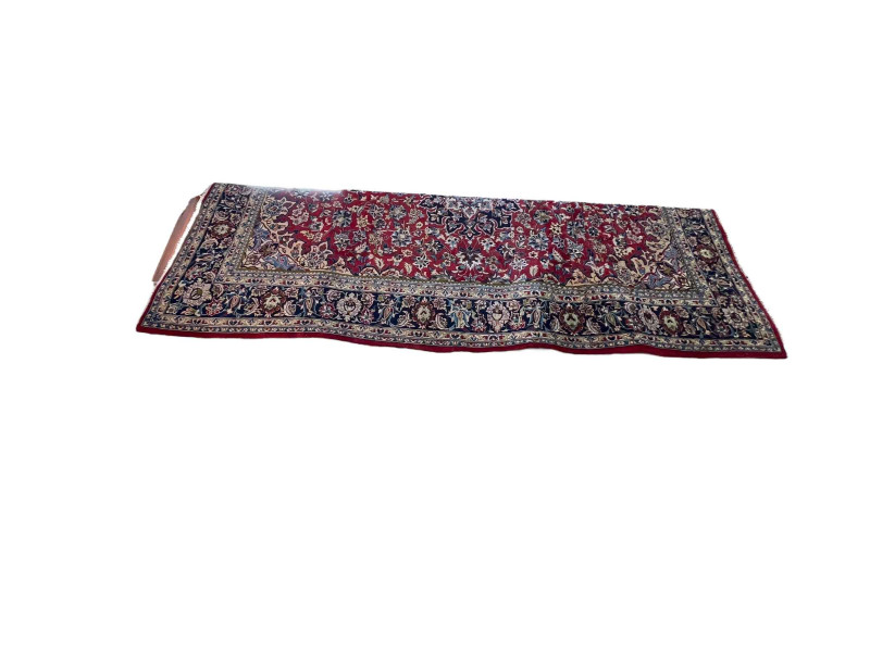 Hand knotted Persian Isfhan carpet 3.57 by 2.52.
