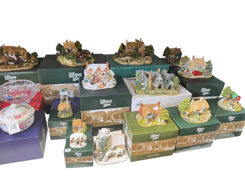 Good collection of large Lilliput Lane Cottages mostly boxed, boxed glassware, etc. thumbnail