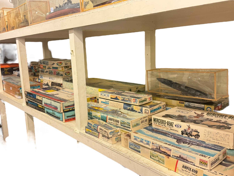 Large collection of mainly warship model kits including Airfix, assembled model ships, model construction kits, etc.