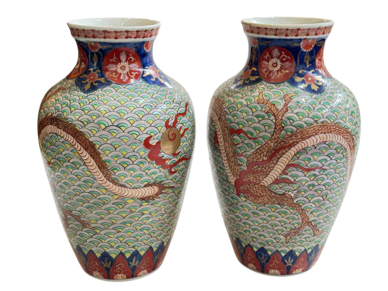 Pair of Chinese 19th Century vases decorated with dragons, 32cm.