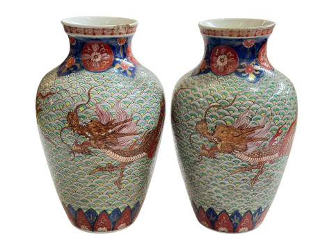 Pair of Chinese 19th Century vases decorated with dragons, 32cm.