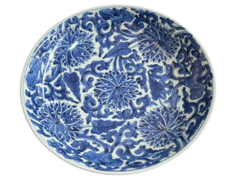 Large Chinese blue and white plate with floral and leaf decoration, 32cm.
