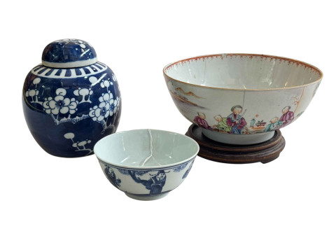 Three pieces of Oriental porcelain, two bowls and ginger jar.
