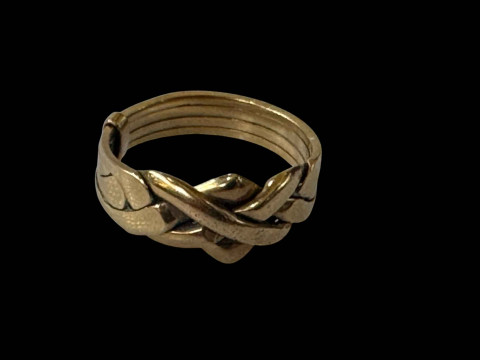 9 carat gold buckle ring, size W/X.