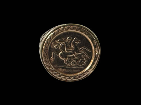 9 carat gold St George ring, size L.