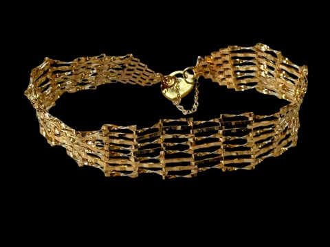 9 carat gold gate bracelet.