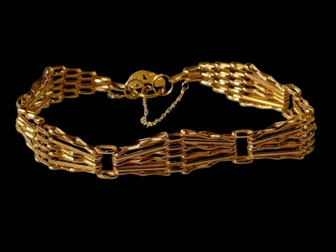 9 carat gold gate bracelet.