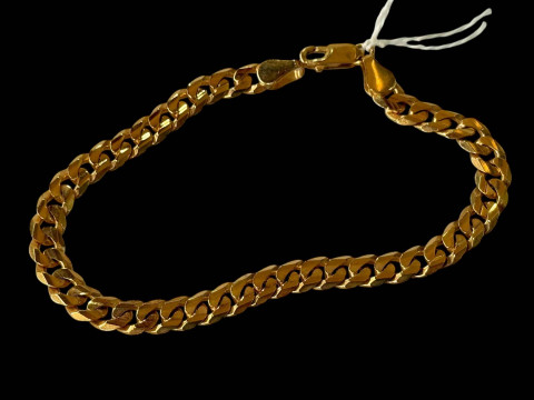 9 carat gold flat chain link bracelet, cased.