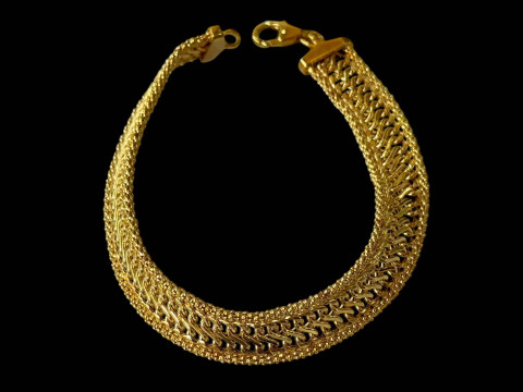 9 carat gold mesh bracelet.