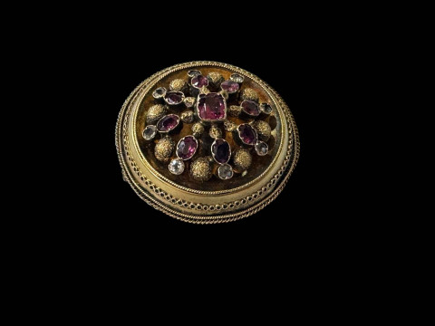 Victorian matt gold gem set mourning locket brooch/pendant, 3.5cm diameter.