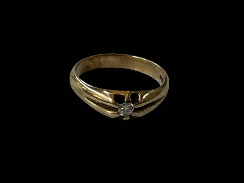 Gents diamond 9 carat gold ring, size V.