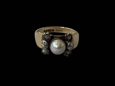 Diamond and pearl 9 carat gold ring, size T/U.