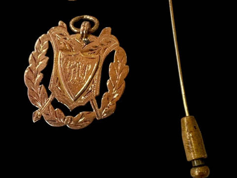 9 carat gold medallion and 9 carat gold handcuffs stick pin (2).