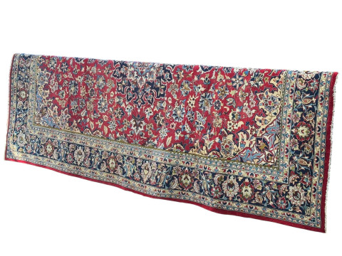 Hand knotted Persian Isfhan carpet 3.57 by 2.52.
