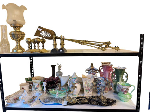 Victorian oil lamp, horsebrasses, decorative porcelain, etc.