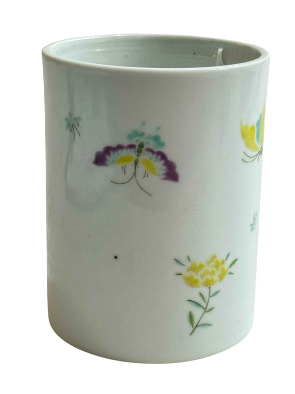 Chinese Famille Rose decorated brush pot of cylindrical form, 13cm.