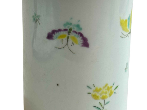Chinese Famille Rose decorated brush pot of cylindrical form, 13cm. thumbnail