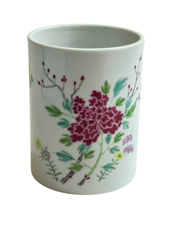 Chinese Famille Rose decorated brush pot of cylindrical form, 13cm.
