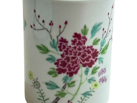 Chinese Famille Rose decorated brush pot of cylindrical form, 13cm.