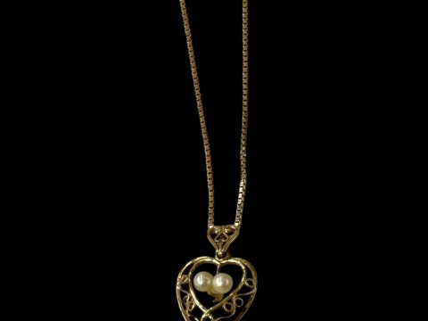 14k gold necklace, 44cm, with gold heart shaped pearl pendant.