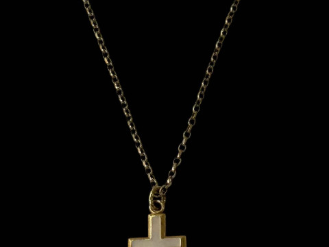 9 carat gold chain necklace with mother of pearl mounted gold cross pendant.