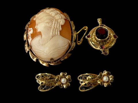 9 carat gold mounted cameo brooch, 9 carat gold garnet brooch/pendant,...