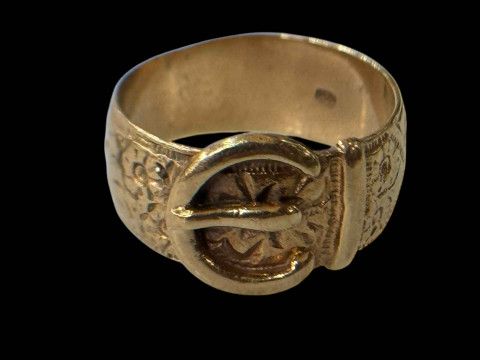 9 carat gold buckle ring, size W.
