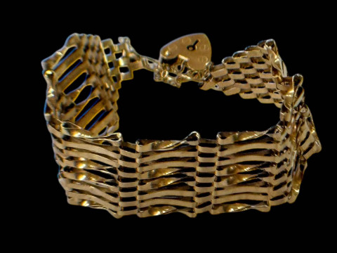 Large 9 carat gold gate bracelet.