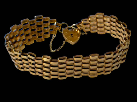 9 carat gold gate bracelet.