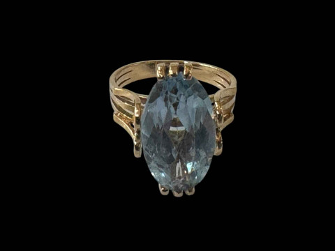 Gold ring with aquamarine, size M.