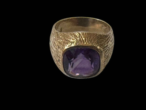 Gents 9 carat gold ring with amethyst, size R/S.
