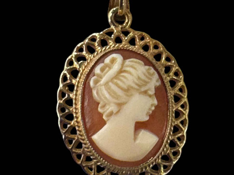 9 carat gold cameo pendant.