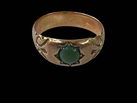 9 carat gold ring set with turquoise.