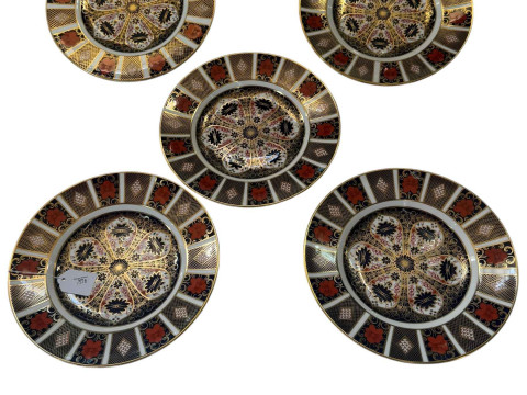 Five Royal Crown Derby Imari plates, 27cm diameter.
