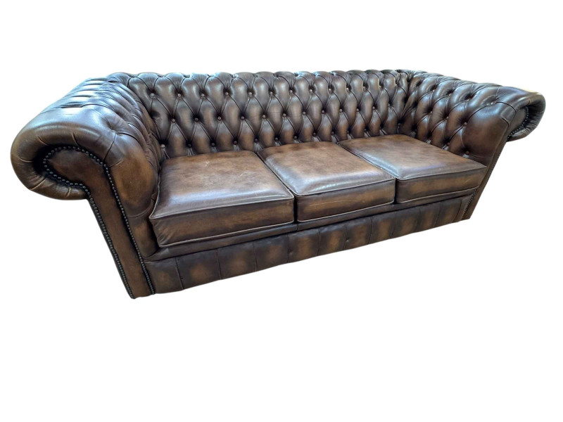 Brown buttoned leather and studded three seater Chesterfield settee, 70cm by 198cm by 84cm.