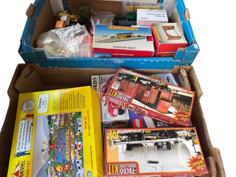 Four boxes of model railway and model boat accessories, model kits, etc. thumbnail
