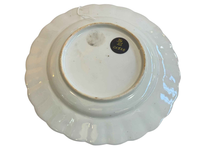 Chinese coral and blue and white plate, 21cm diameter.