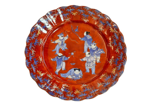 Chinese coral and blue and white plate, 21cm diameter.