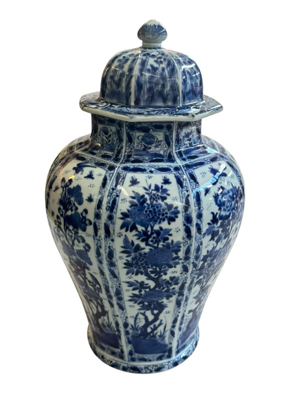 Chinese blue and white jar and cover, Kangxi period 17th Century, 42cm high.